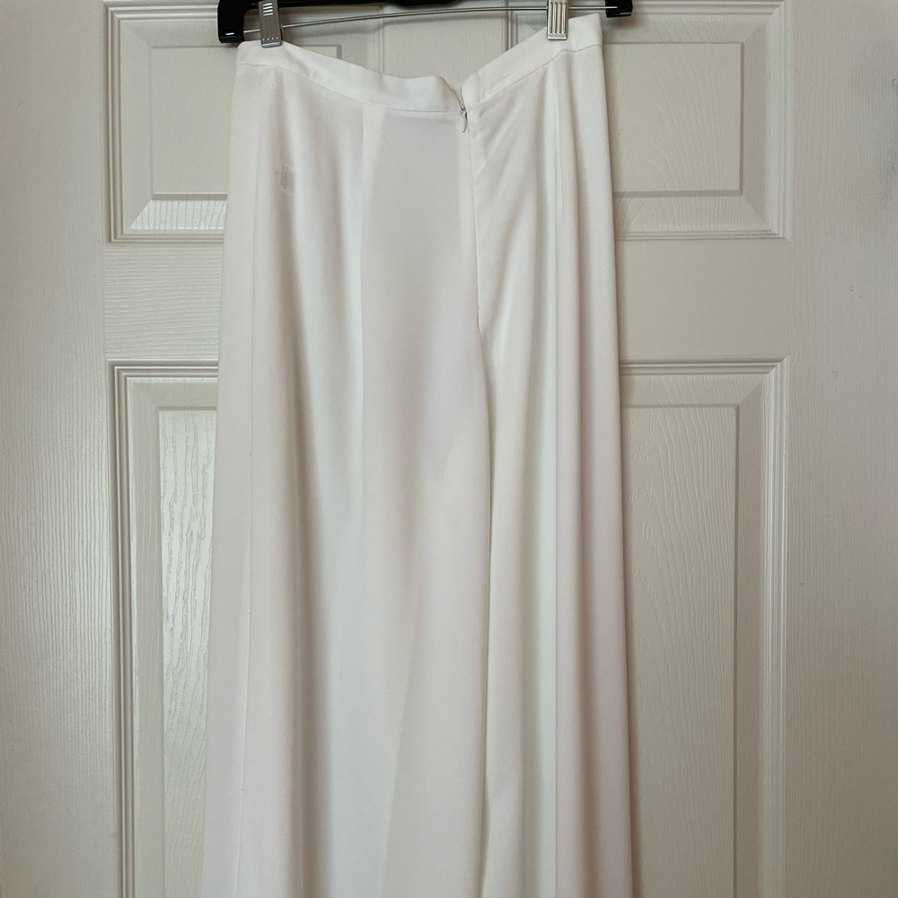 Off White colored woman’s flowy dressy pant.Smoke free home.No pets.